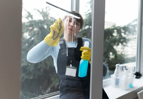 Nettoyage de vitres intérieures et extérieures à la Roque-Sainte-Marguerite